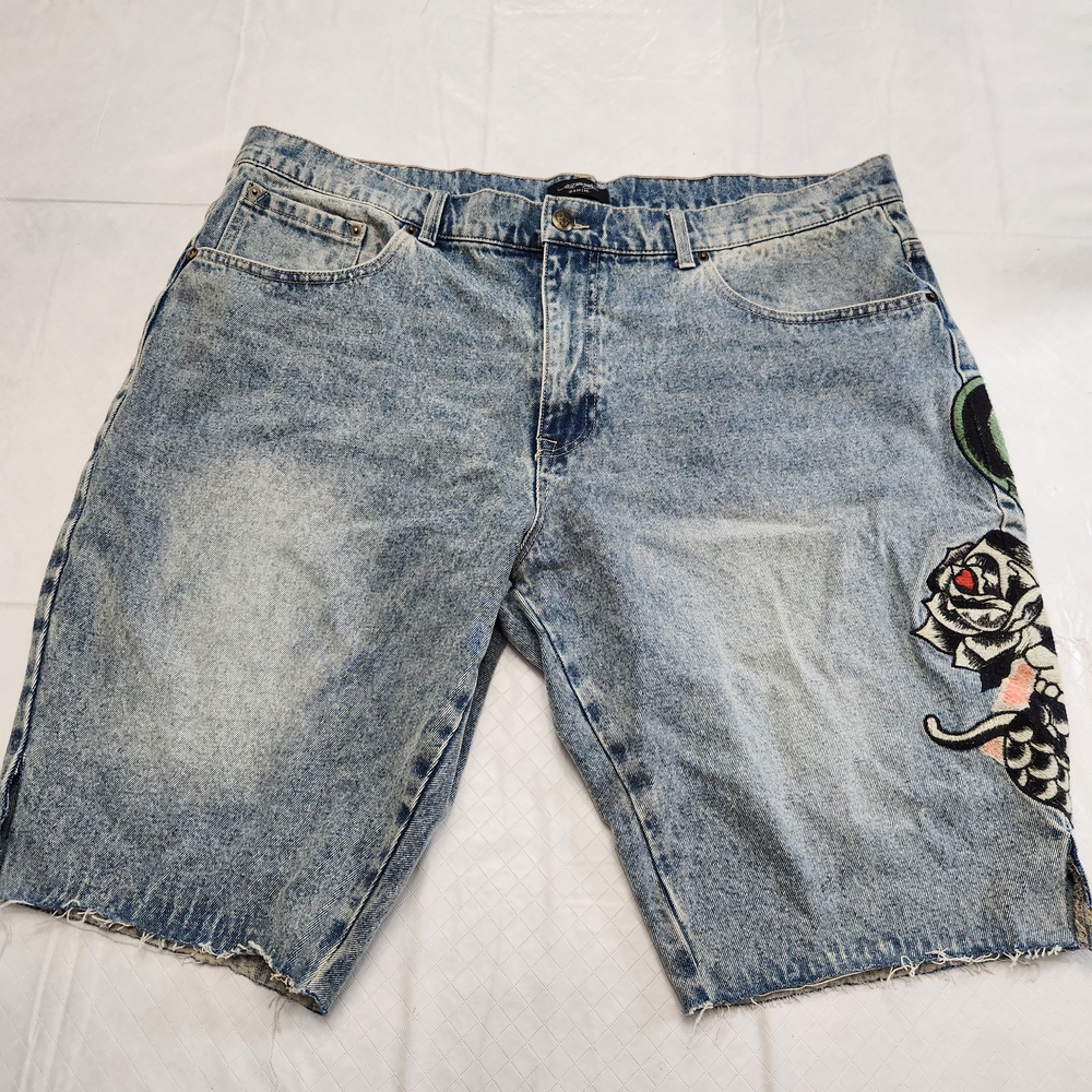Ed Hardy Men's Graphic Jean Shorts Size 42 King Cobra Skull Raw Hem - Light Blue - Picture 2 of 13